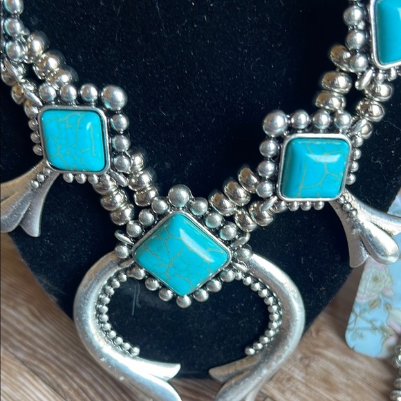 Elegant Turquoise and Silver Necklace Set - Picture 2 of 5